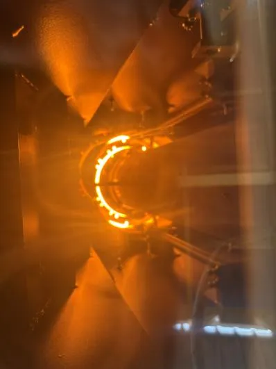 Llama estable dentro de una cámara de combustión